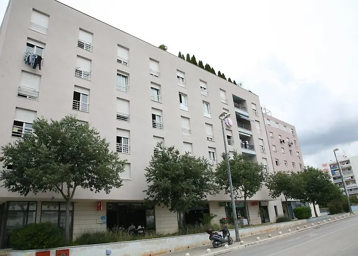 Apartment Dg With Parking Garage