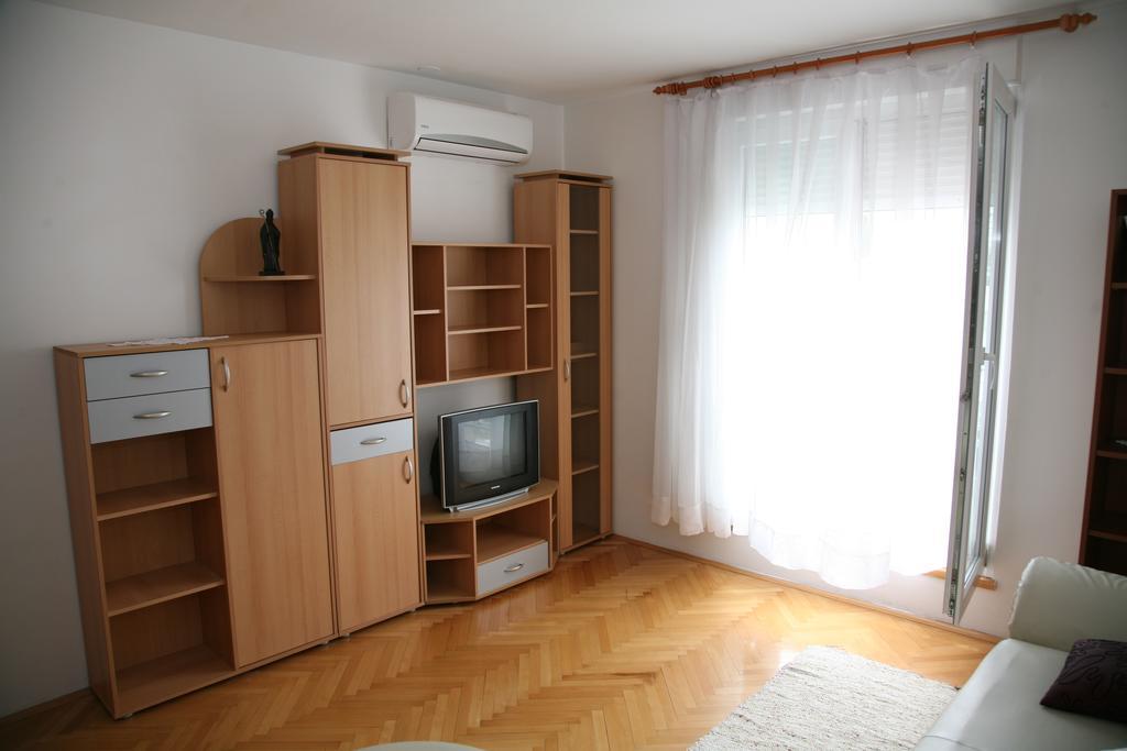 Apartment Dg With Parking Garage
